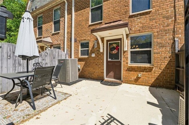 Building Photo - 135 N River Dr