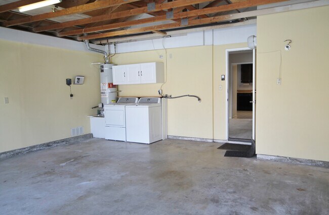 Building Photo - Spacious home/townhome in wonderful neighb...