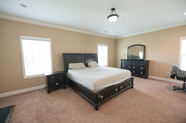 Building Photo - Spacious stunning 5-Bedroom 4 bathroom Home in a Desirable Neighborhood in Summerfield NC