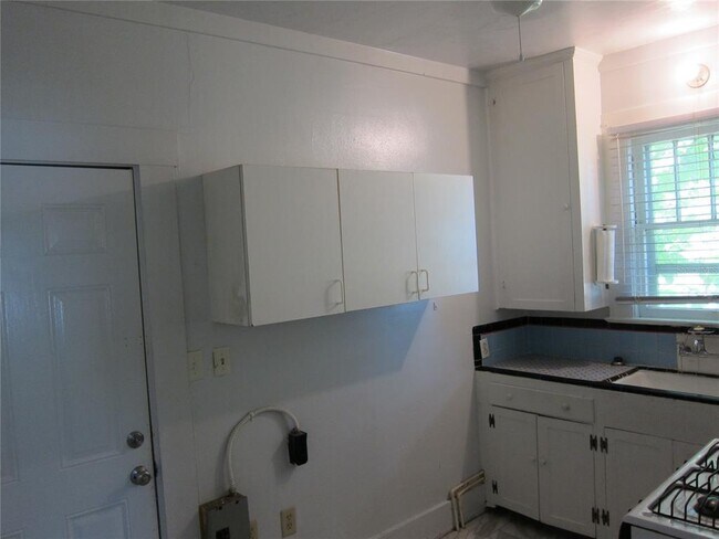 Building Photo - 505 NE 9th Ave