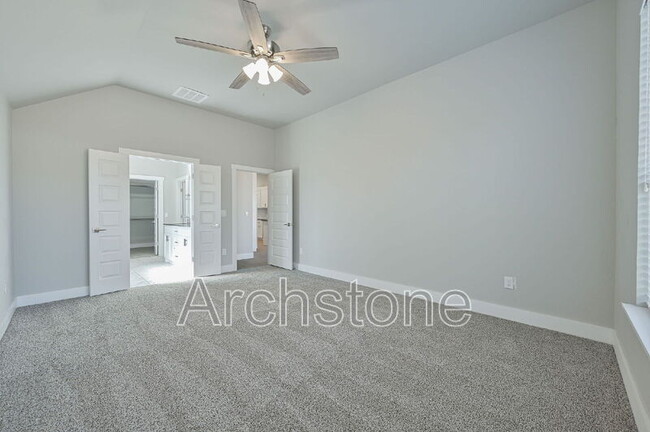 Building Photo - 2140 N Everest Ave