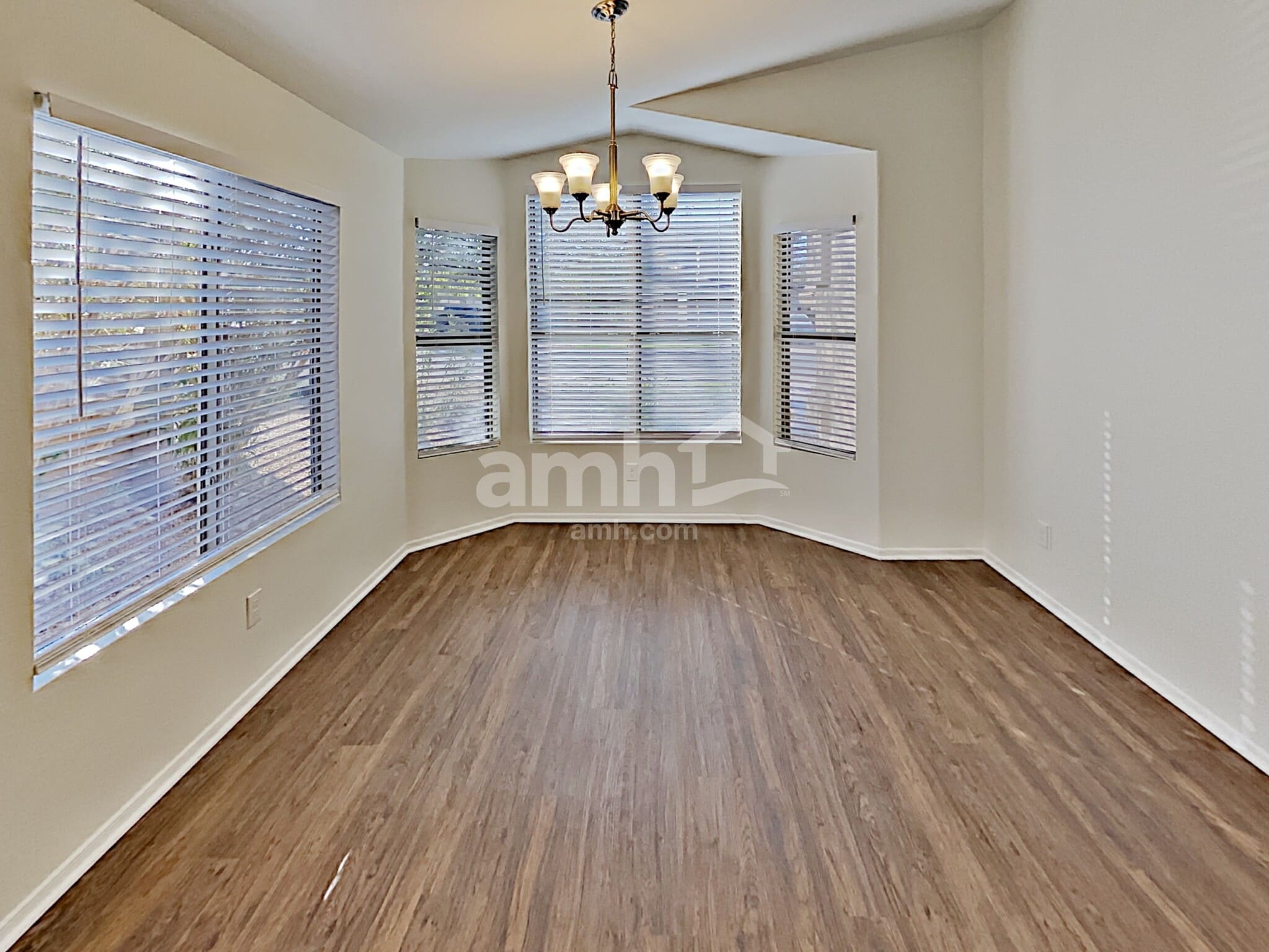 Building Photo - 2202 E Arabian Dr