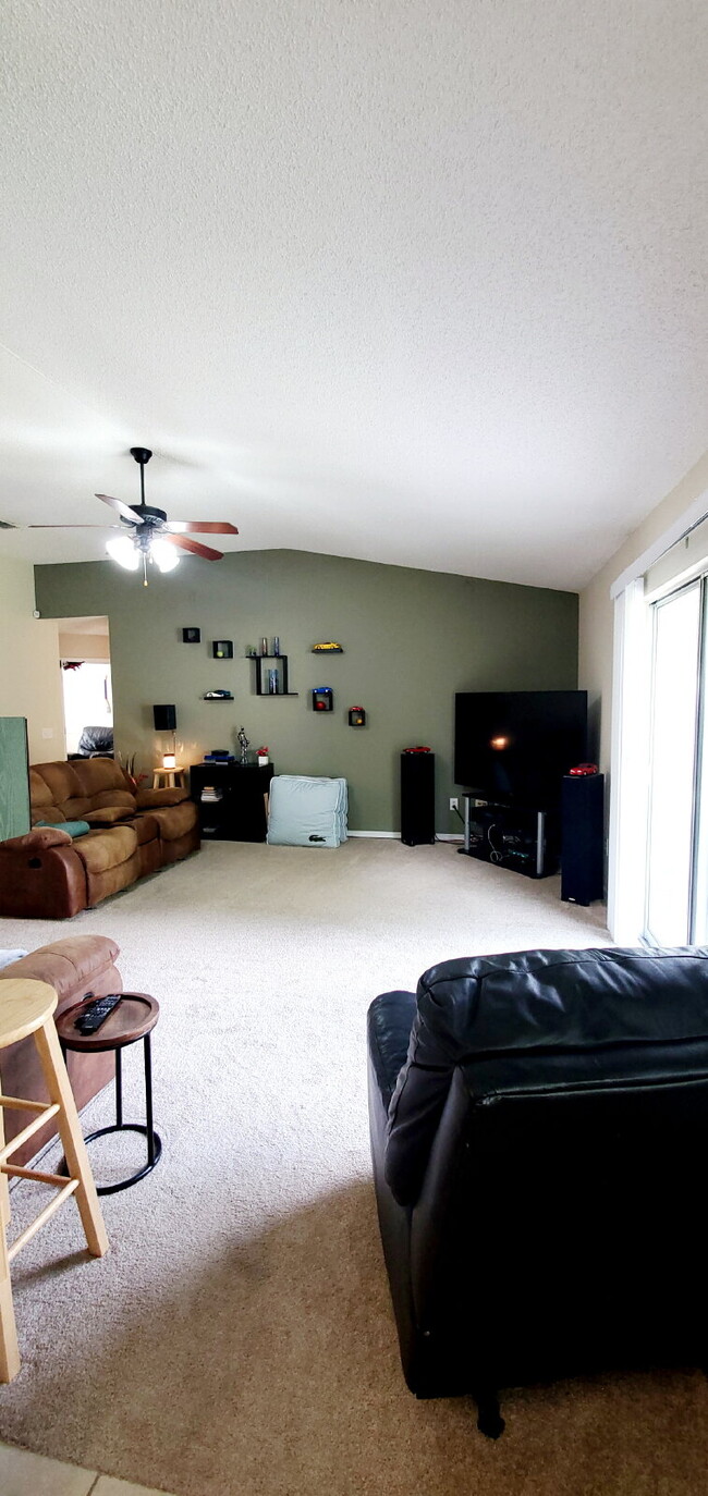 Building Photo - "Spacious 4-Bed Family Home in Milton with...