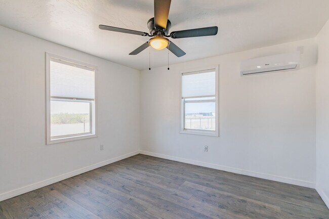 Building Photo - Charming 3 bedroom 2 bath Home with acreage