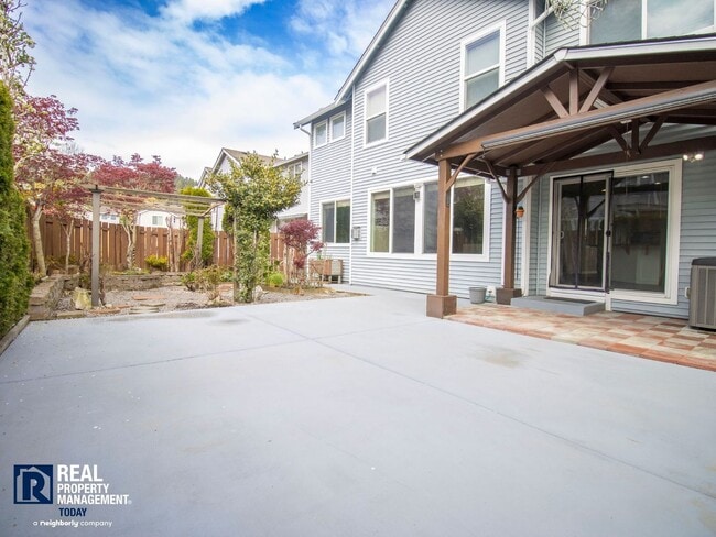 Building Photo - Spacious 5-Bedroom Home with 3-Car Garage & Fenced Yard in Kent!!