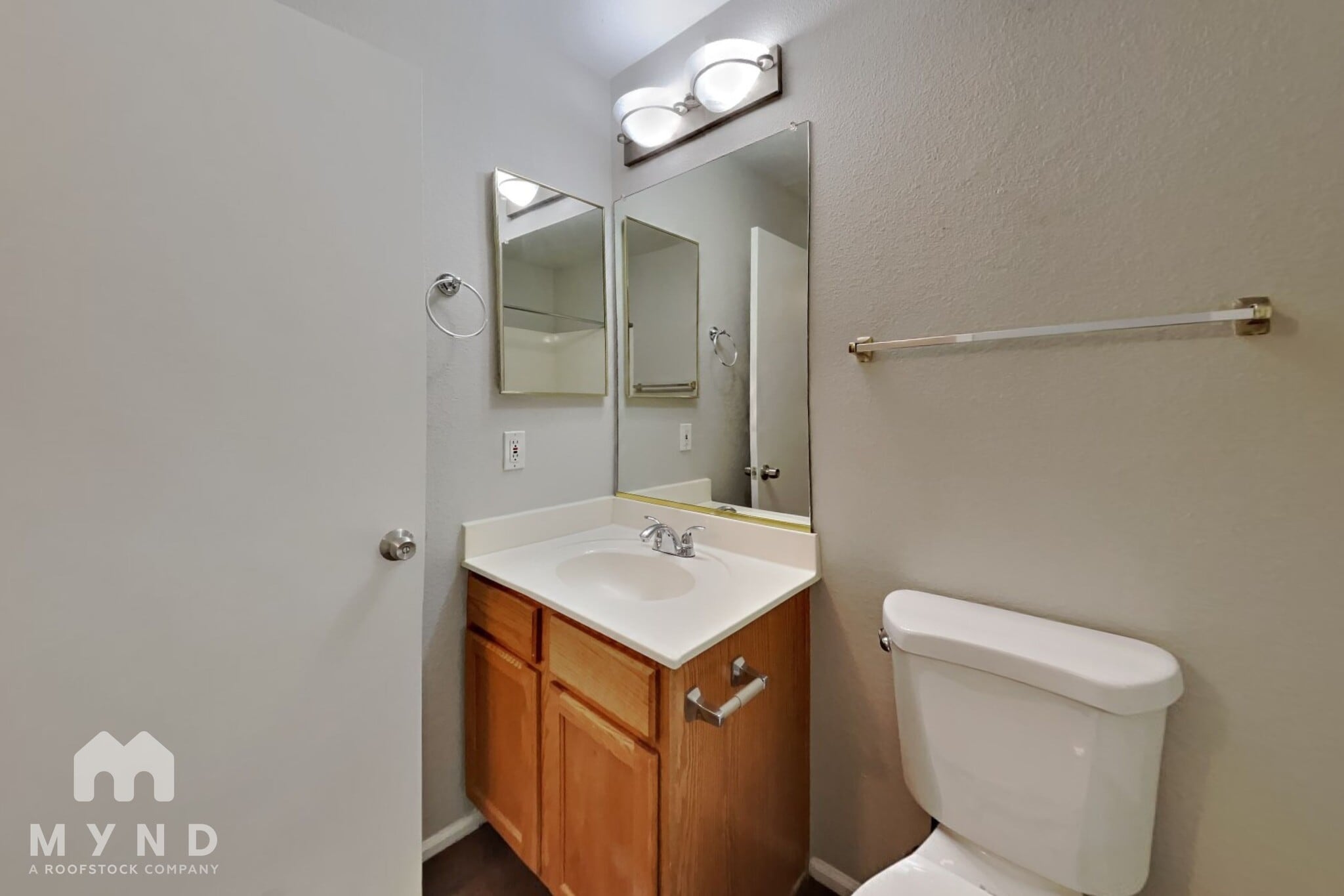 Building Photo - 714 E Lovegrass Dr