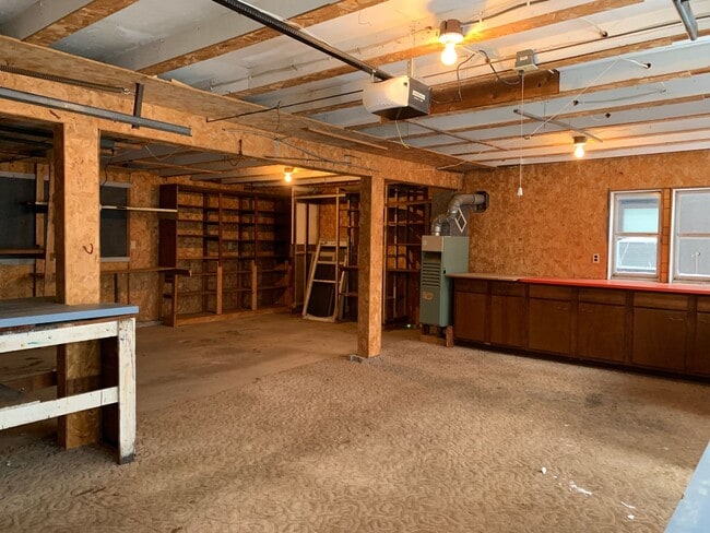 Building Photo - Charming Single Family Home