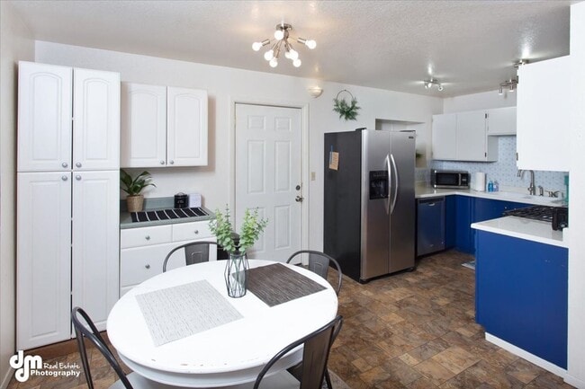 Building Photo - 76th Ave Duplex