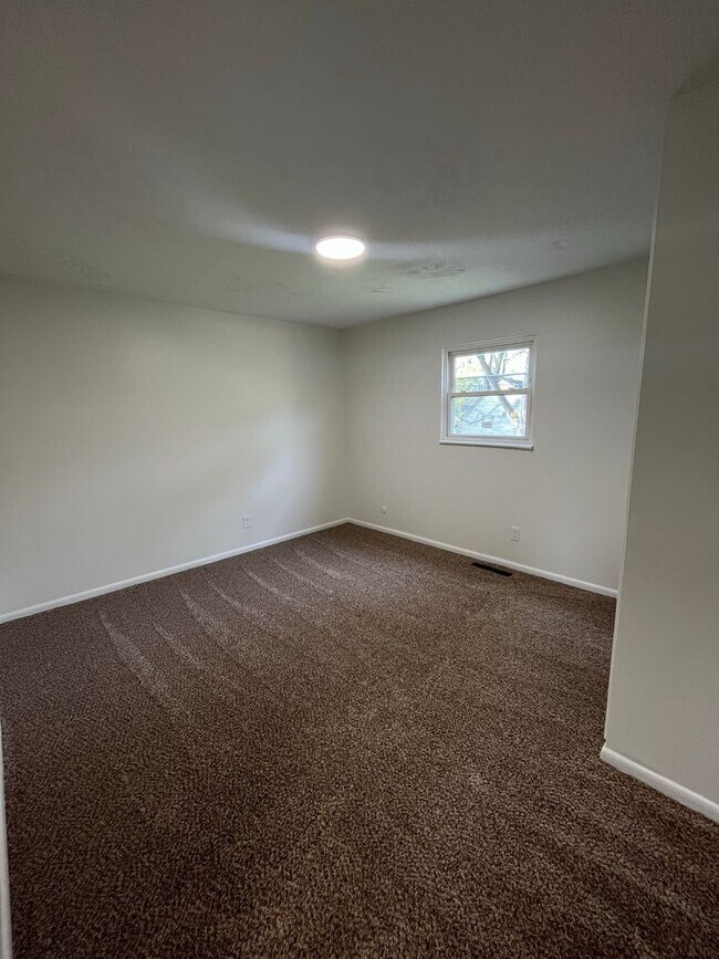 Building Photo - Charming 3 Bedroom Home with Finished Base...