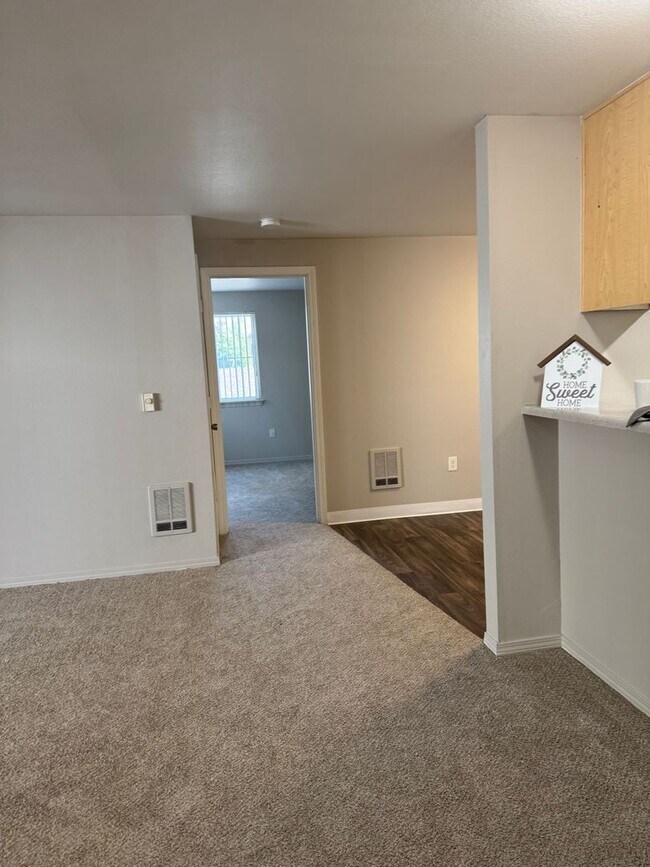 Building Photo - Life Just Got Better Come See For Yourself At Powell Court Apartments!!