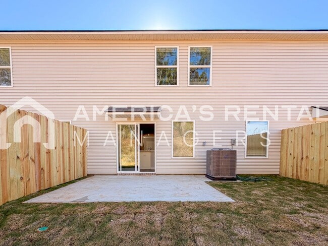 Building Photo - Stylish two level home with open concept l...