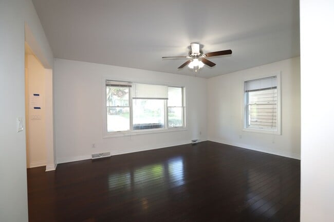 Building Photo - Newer Five Bedroom on Monroe St