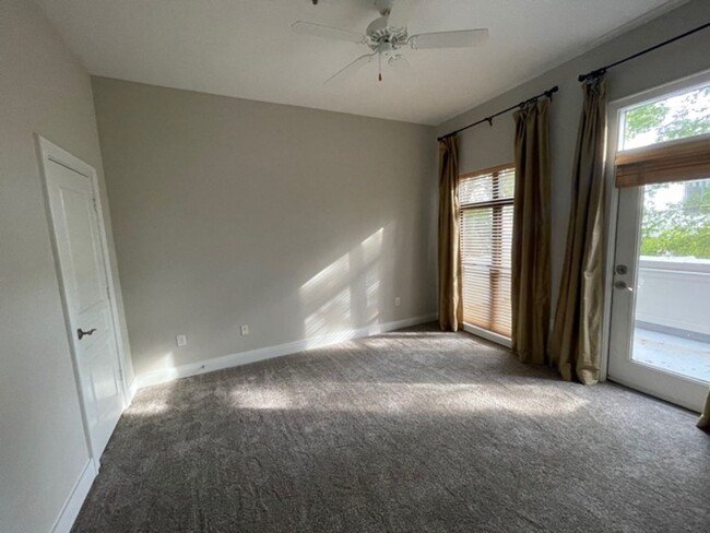 Building Photo - Uptown Charlotte Condo! Now Available!