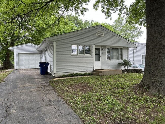 Building Photo - Lovely 2 Bedroom / 2 Bath for Rent - Section 8 Welcome