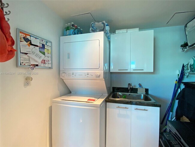 Building Photo - 1200 Holiday Dr