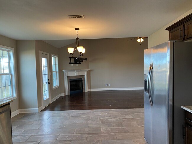 Building Photo - Beautiful 3 bed 2 bath home with Bonus room! Close to shopping and Ft. Campbell.