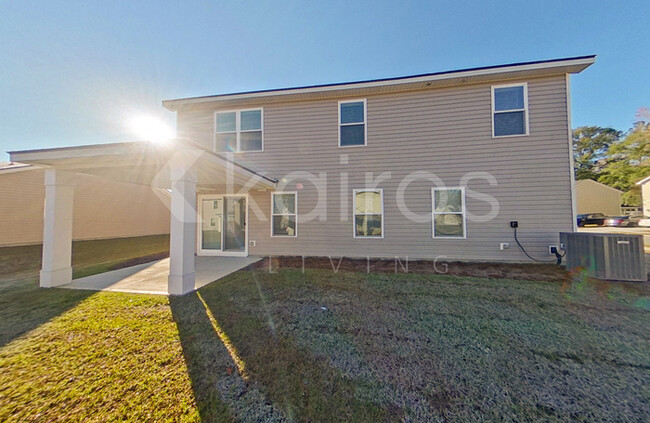 Building Photo - 100 Lord Effingham Wy