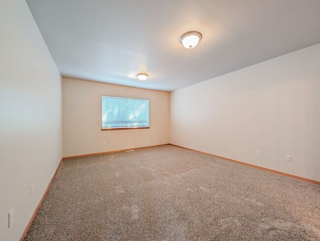 Building Photo - Move in ready 4 bed, 2.5 bath home W/ New Paint & Carpet!