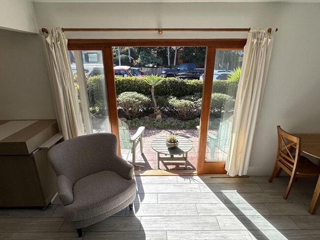 Building Photo - LIVE THE OCEAN BEACH LIFESTYLE!