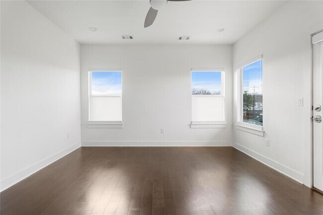 Building Photo - 2305 Coronado St