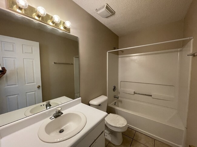 Building Photo - Apartment For Rent