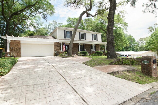 Primary Photo - 574 L'Ombre Cir NE