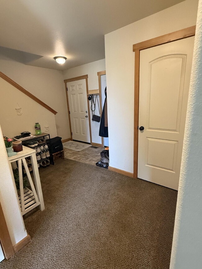 Building Photo - "Spacious 3-Bed & 2.5 Baths in 1700 Sq Ft!"