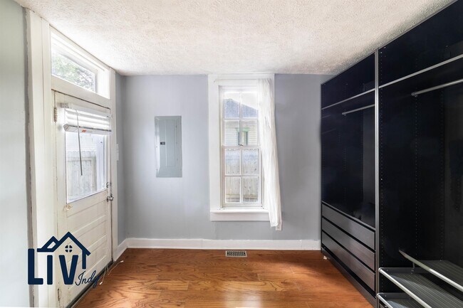 Building Photo - 1121 E 9th St