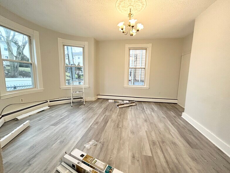 Building Photo - 8 Oakland St