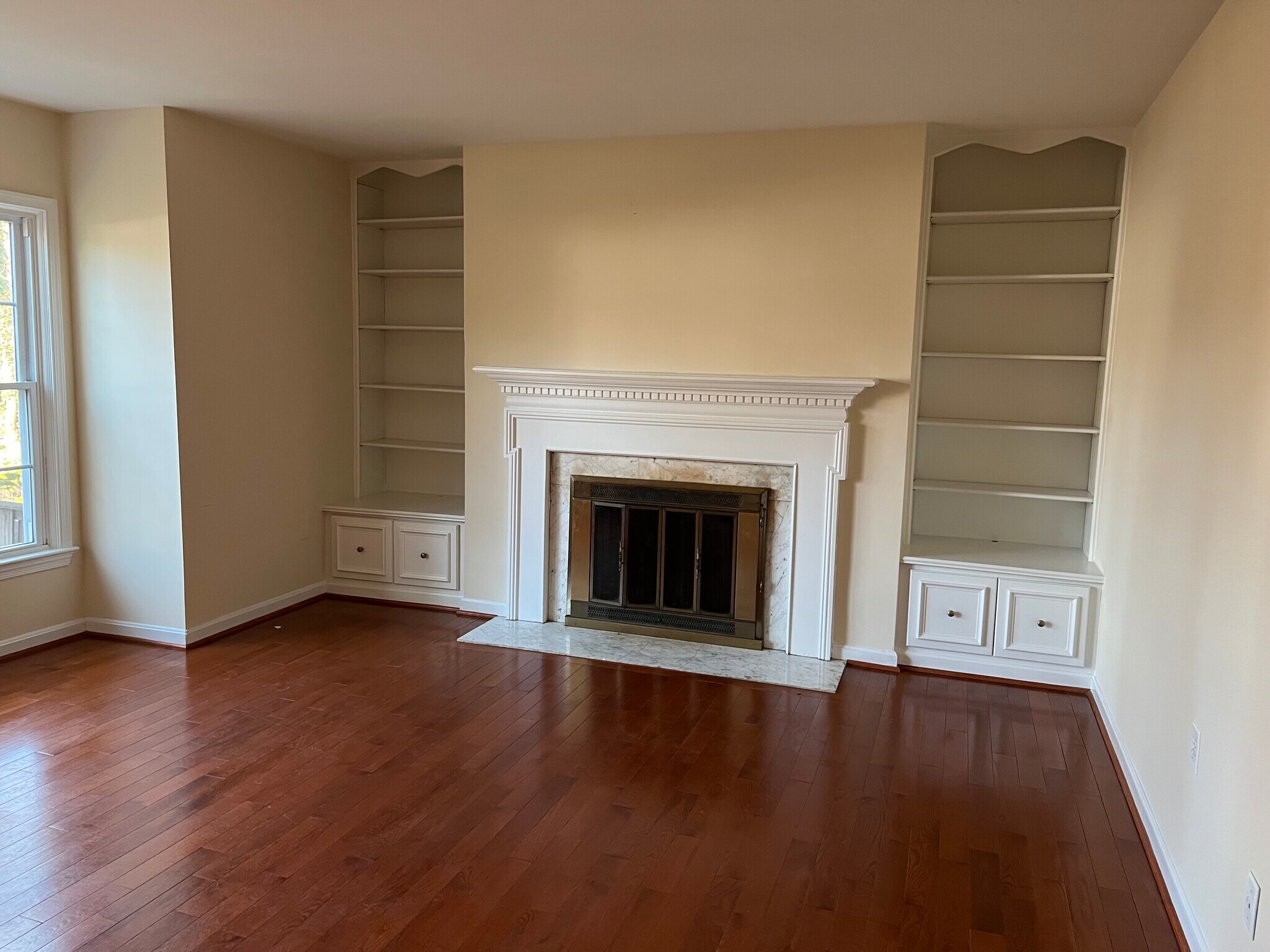 Living room 2/4 - 2105 Bucknell Ter