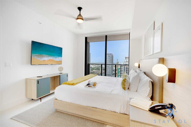 Building Photo - 601 NE 1st Ave