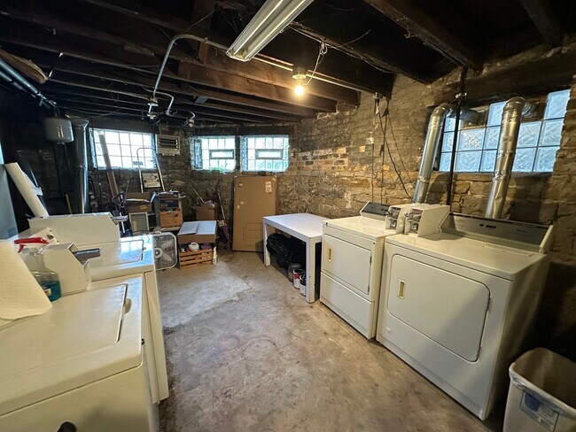 Building Photo - 607 N Noble St