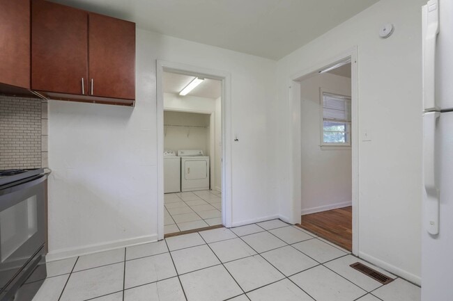 Building Photo - 4 bed 2 bath house, Walk to Stadium!! Available August 2026