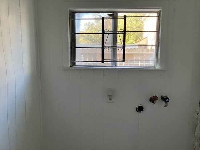 Building Photo - 3210 Oakdale St