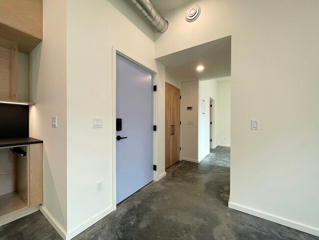 Building Photo - 1614 6th Ave