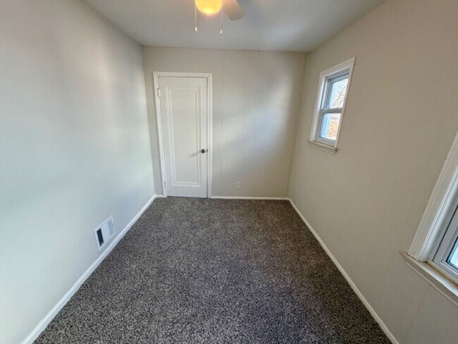 Building Photo - Three Bedroom Ranch home with a 1 and a half car garage. Very nice area.