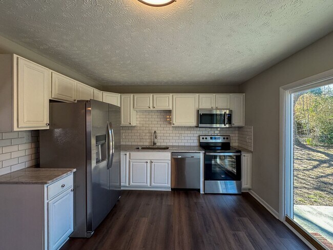 Building Photo - Cute 3 Bed 2 Bath Home in Fayetteville