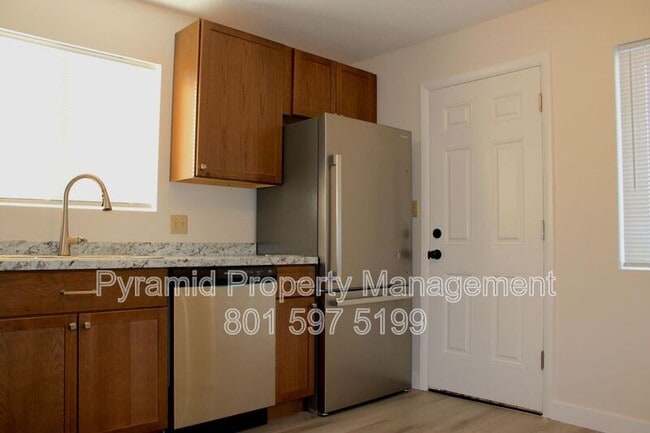 Building Photo - 825 E 760 N