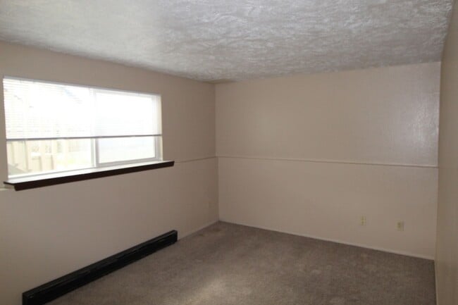 Building Photo - 723 E Broad Ave