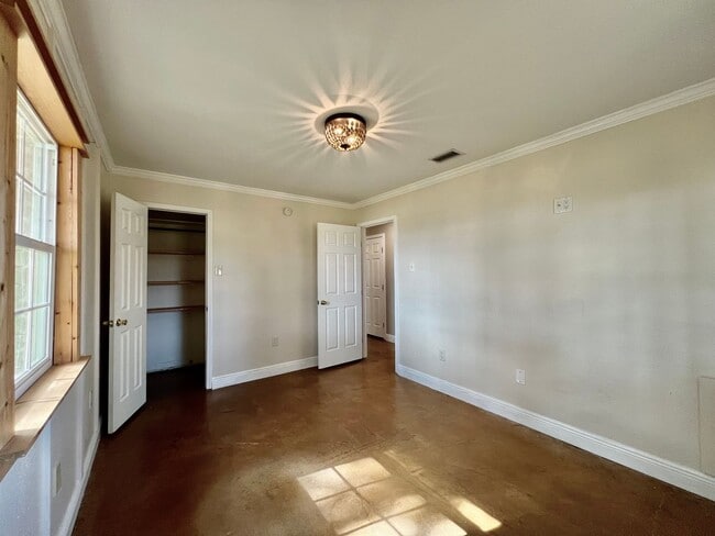 Building Photo - Cute Country Charmer!