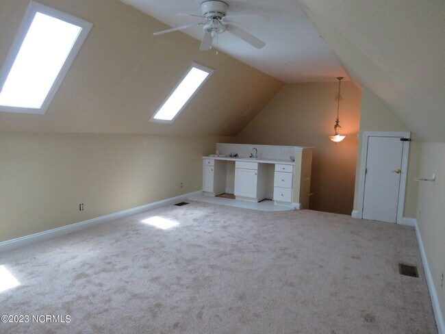 Building Photo - 400 Landfall Ct