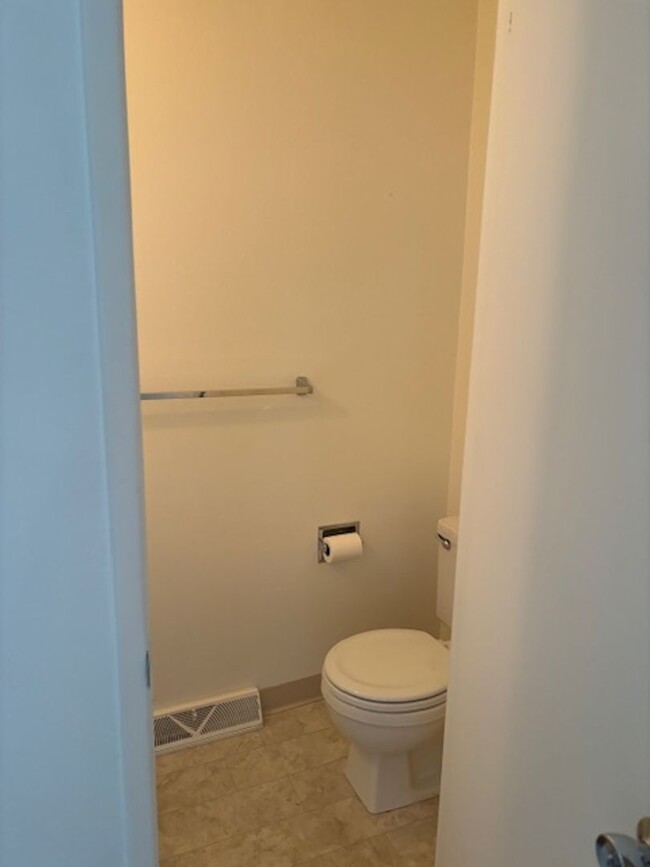 Building Photo - Updated 2 bd/3ba Townhome in Lakewood