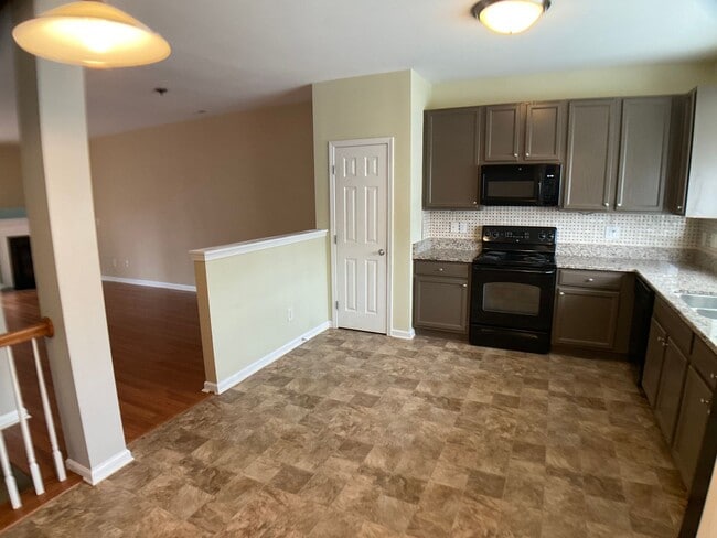 Building Photo - 3 Bed, 3.5 Bath Townhome with Garage!