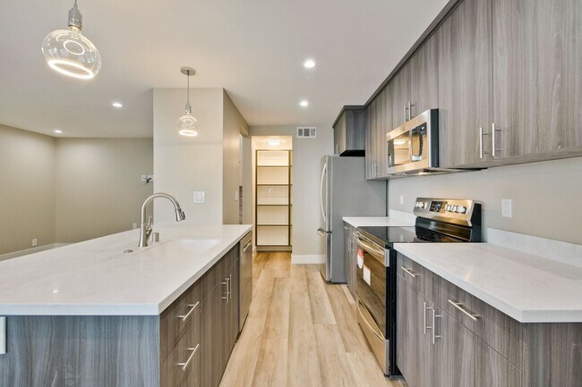 Building Photo - Stunning Modern Almost New Condo, Pets Welcome!