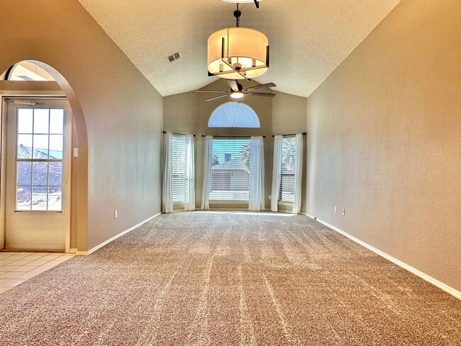 Building Photo - 481 Desert Sun Ct