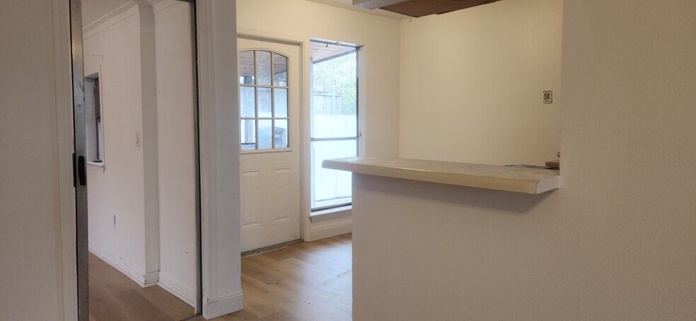 Building Photo - 605 E Applegate Dr