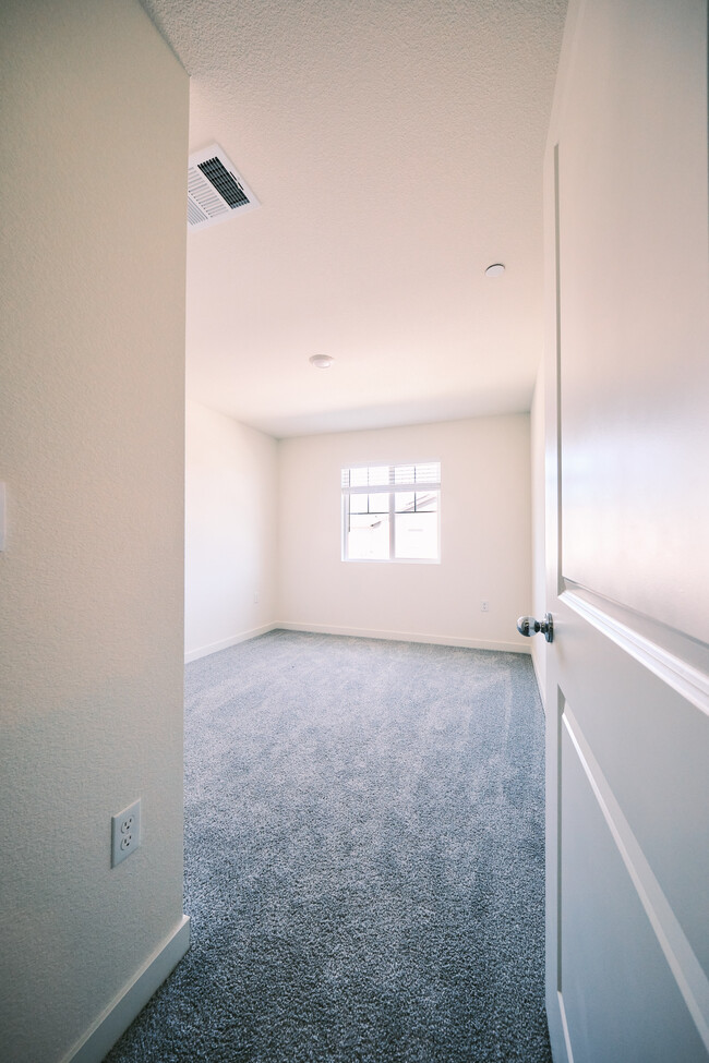 Building Photo - 2129 Shady Tree Cir