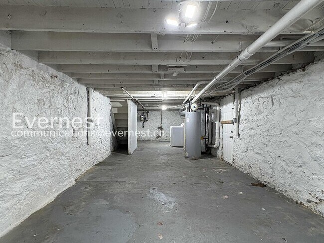 Building Photo - 3 Bed/1.5 Bath Townhome with fenced yard and deck/ Available Now!