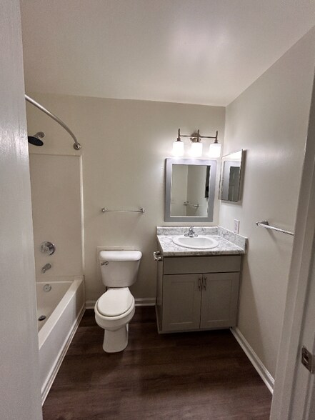 Building Photo - 1157 Fords Pointe Cir