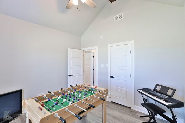Building Photo - 4 bedroom, EXECUTIVE RENTAL!